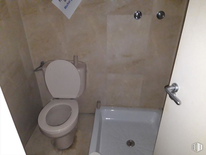 Office for sale at Avenida Europa, Moncloa - Aravaca, Madrid, 28023 with toilet, door handle, brown, plumbing fixture, property, toilet seat, bathroom, purple, wood and floor around