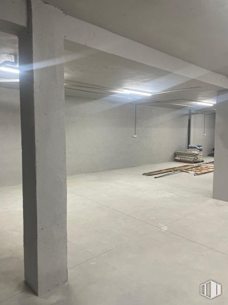 Retail for rent at Calle Níquel, Villaverde, Madrid, 28021 with light fixture, fixture, flooring, floor, composite material, glass, ceiling, hall, space and concrete around