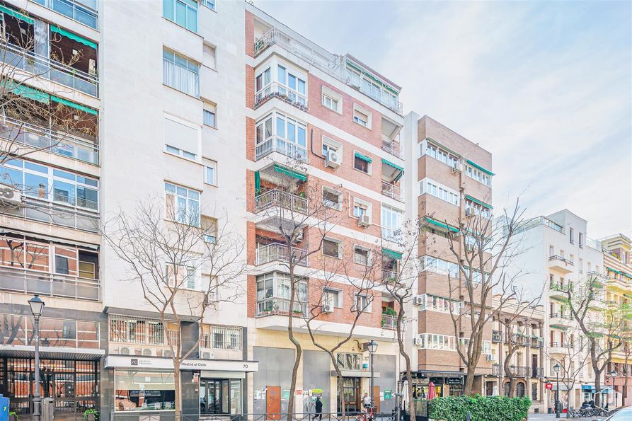 Oficina en venta en Calle Vallehermoso, Chamberí, Madrid, 28015 con edificio, nube, propiedad, ventana, cielo, infraestructura, árbol, planta, bloque de pisos y diseño urbano alrededor