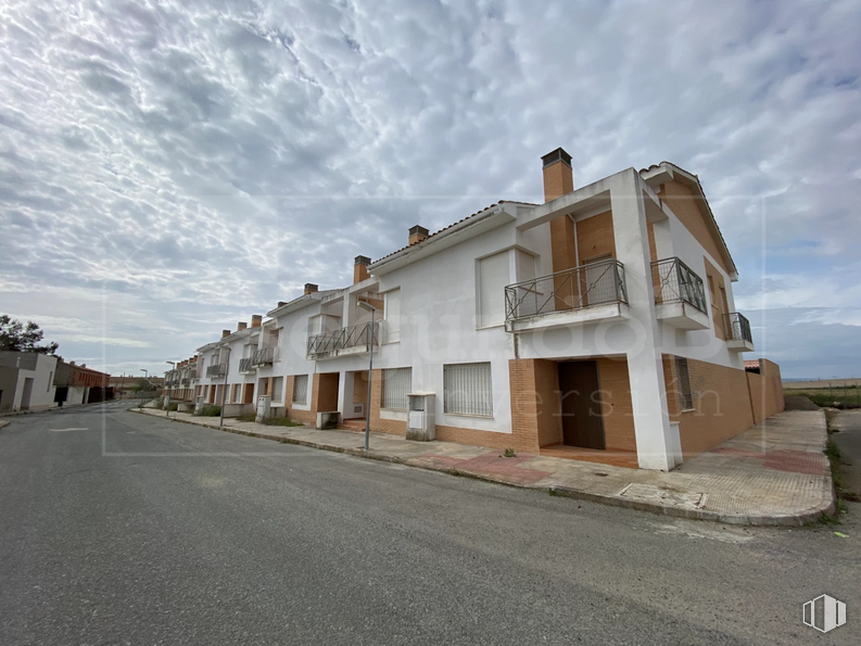 Land for sale at Casco urbano, Mascaraque, Toledo, 45430 with house, window, cloud, sky, building, asphalt, road surface, urban design, wood and residential area around