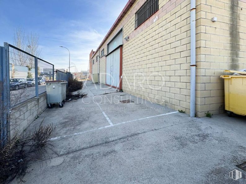 Industrial for rent at Zona Rejas, San Blas - Canillejas, Madrid, 28022 with waste container, composite material, concrete, brickwork, building material, tar and cement around