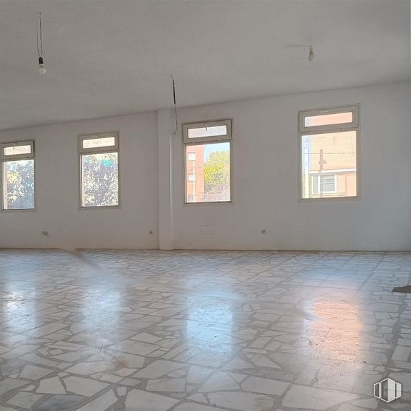 Office for rent at Avenida Constitución, Móstoles, Madrid, 28931 with window, fixture, wood, floor, flooring, shade, tile flooring, tints and shades, hall and building material around