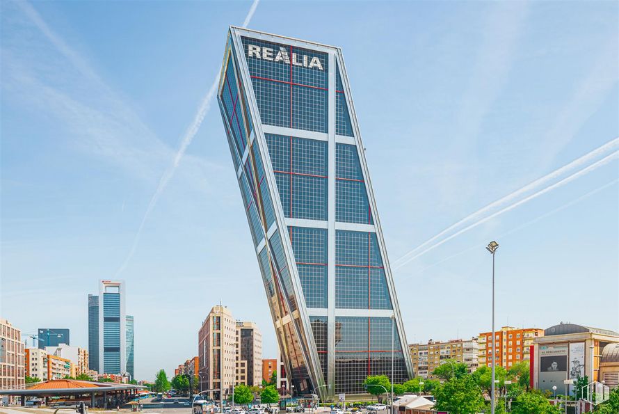 Oficina en alquiler en TORRE REALIA \ The Icon, Paseo Castellana, 216, Chamartín, Madrid, 28046 con edificio, cielo, nube, torre, rascacielos, bloque de pisos, diseño urbano, condominio, luz de la calle y paisaje urbano alrededor