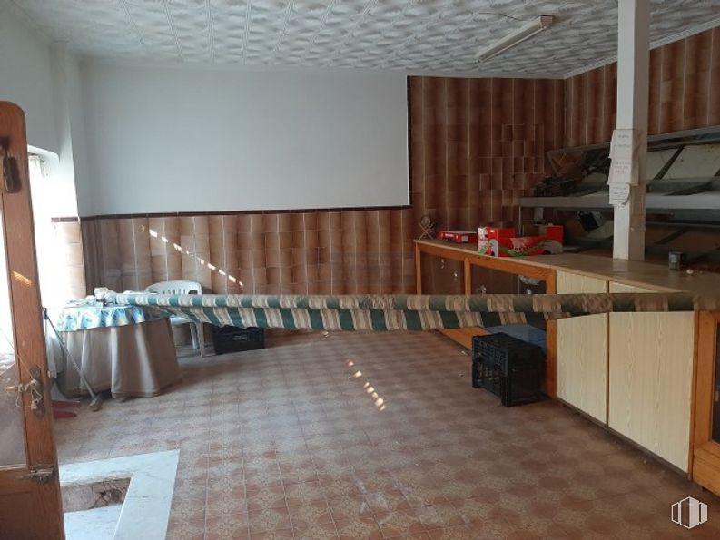 Retail for sale at Zona centro, La Puebla de Almoradiel, Toledo, 45840 with property, wood, interior design, floor, flooring, building, cabinetry, hardwood, house and ceiling around