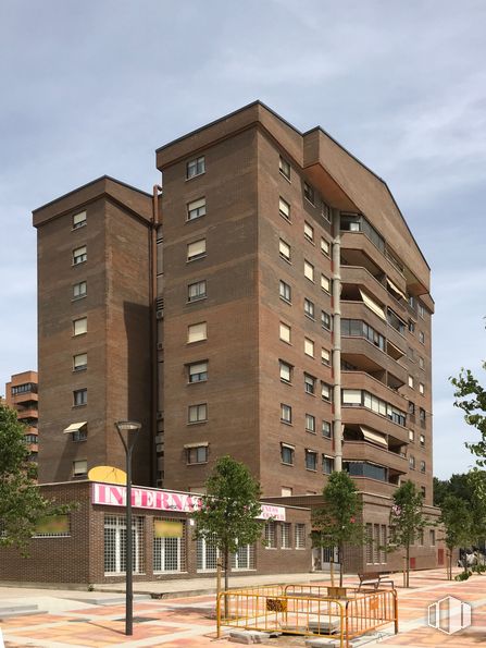 Local en venta en Zona Centro Tres Cantos, Tres Cantos, Madrid, 28760 con cielo, edificio, propiedad, ventana, nube, árbol, luz de la calle, bloque de pisos, condominio y diseño urbano alrededor