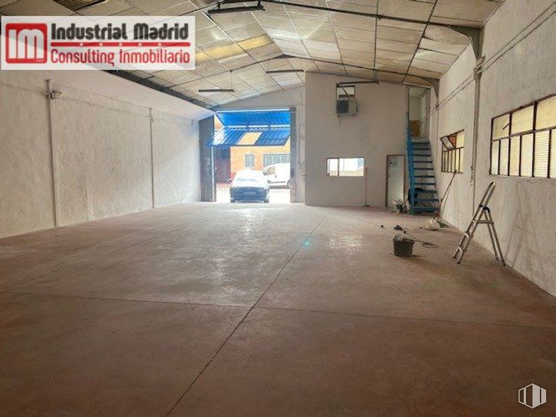 Industrial for sale at Polígono El Guijar, Arganda del Rey, Madrid, 28500 with window, ladder, flooring, floor, fixture, wood, building, ceiling, hall and concrete around