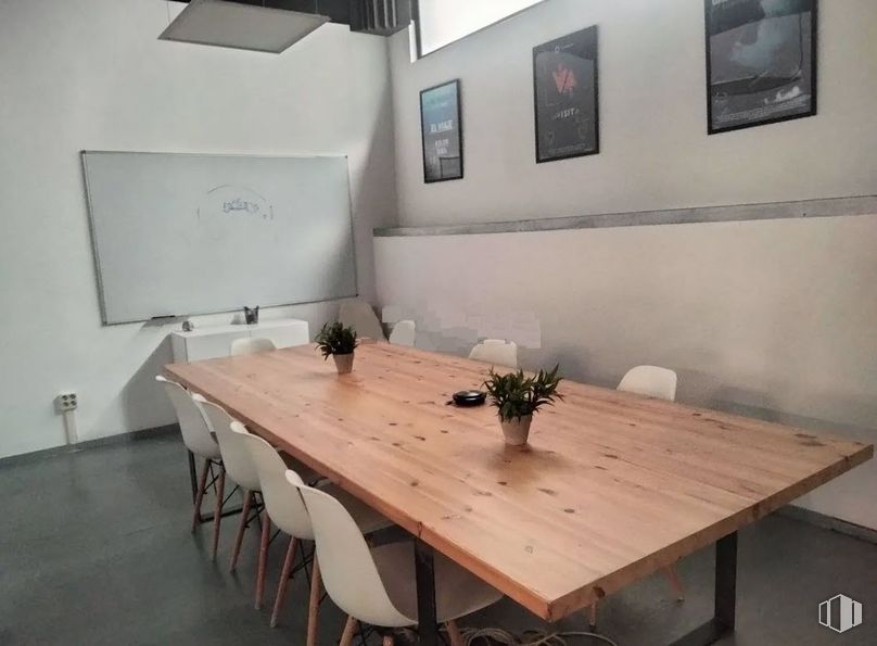 Office for rent at Calle Argumosa, Centro, Madrid, 28012 with whiteboard, table, picture frame, chair, kitchen & dining room table, table top, furniture, interior design, flooring and floor around