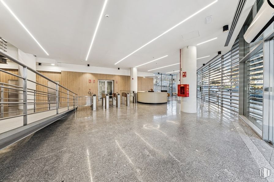 Oficina en alquiler en Calle Labastida, 9-11, Fuencarral - El Pardo, Madrid, 28034 con hall, accesorio, suelos, madera, suelo, inmobiliario, techo, vidrio, edificio y edificio comercial alrededor