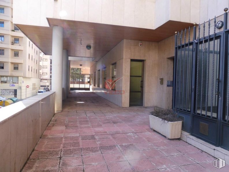 Local en alquiler en Zona Parque del Huécar, Cuenca, 16001 con edificio, ebanistería, propiedad, ventana, diseño de interiores, suelo, piso, planta, bienes raíces y diseño urbano alrededor