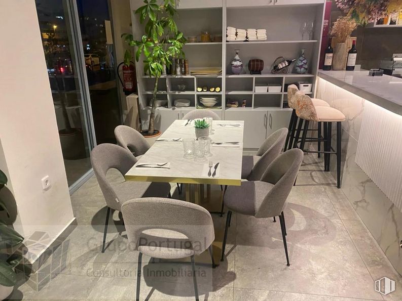 Local en alquiler en Zona Las Tablas, Fuencarral - El Pardo, Madrid, 28050 con silla, mesa, propiedad, mueble, planta, planta de interior, maceta, interiorismo, suelo y suelos alrededor