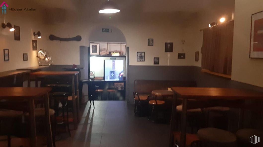 Local en alquiler en Zona Palacio, Centro, Madrid, 28005 con mesa de cocina y comedor, mesa, marco, lámpara, propiedad, madera, interiorismo, silla, suelo y madera dura alrededor