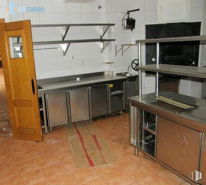 Retail for sale at Calle Real, Navalafuente, Madrid, 28729 with cabinetry, door, property, furniture, countertop, kitchen, wood, interior design, floor and flooring around