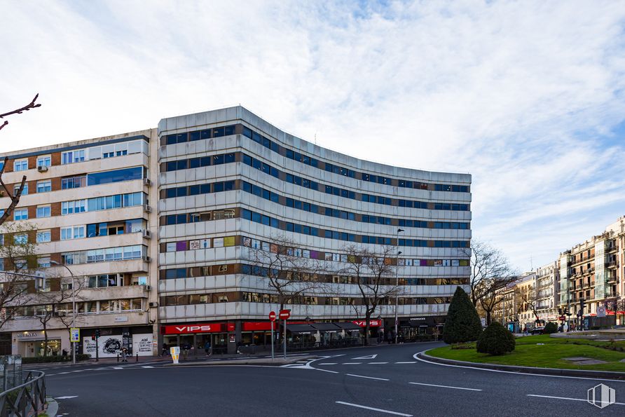 Oficina en alquiler en Edificio Loreto II, Glorieta Quevedo, 9, Chamberí, Madrid, 28015 con edificio, nube, cielo, planta, árbol, diseño urbano, bloque de pisos, condominio, ventana y edificio comercial alrededor