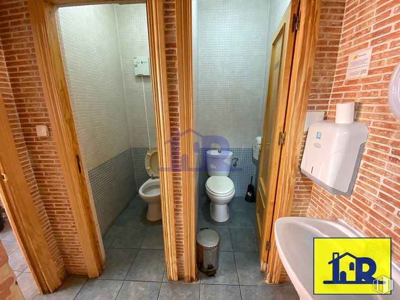 Retail for sale at Zona Reyes Católicos, Cuenca, 16003 with toilet, flooring, floor, door, plumbing fixture, wood stain, plumbing, home door, toilet seat and tile around