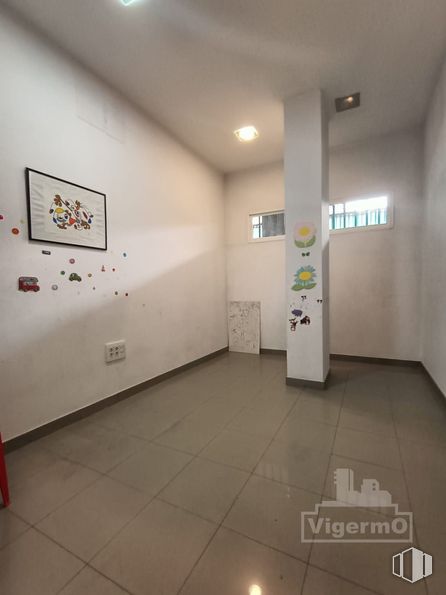 Local en alquiler y venta en Zona Centro, Torrejón de Ardoz, Madrid, 28850 con marco, edificio, interiorismo, accesorio, arte, suelo, suelos, techo, pintura y espacio alrededor