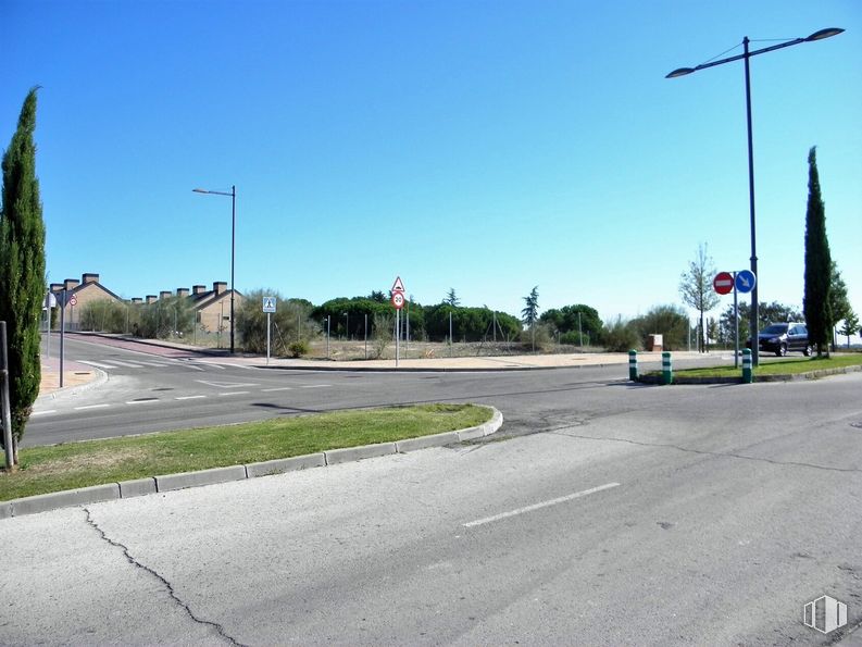 Suelo en alquiler en El Encinar, Boadilla del Monte, Madrid, 28660 con luz de la calle, cielo, planta, árbol, superficie de carretera, asfalto, lote de tierra, brea, área residencial y barrio alrededor