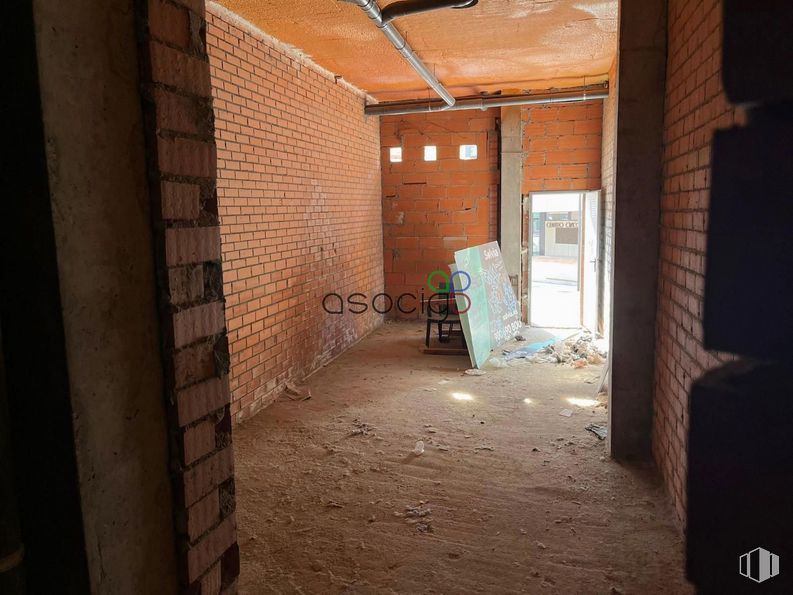 Retail for rent at Plaza Consejo, Guadalajara, 19001 with building, wood, flooring, floor, brick, brickwork, tints and shades, house, door and ceiling around