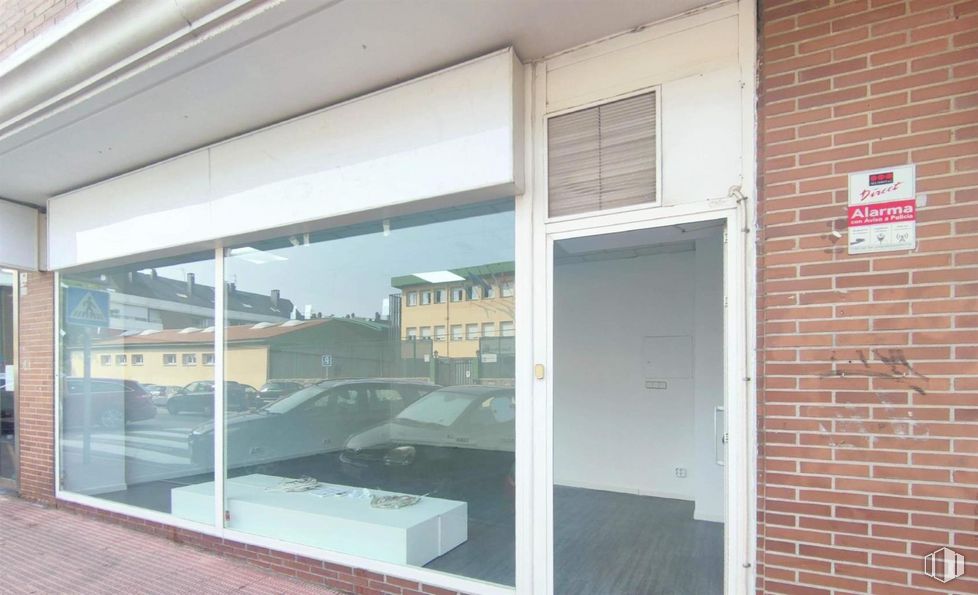 Local en venta en Cuesta San Francisco, 16, Las Rozas de Madrid, Madrid, 28230 con puerta, coche, ventana, edificio, accesorio, sombra, exterior del automóvil, casa, material compuesto y vidrio alrededor