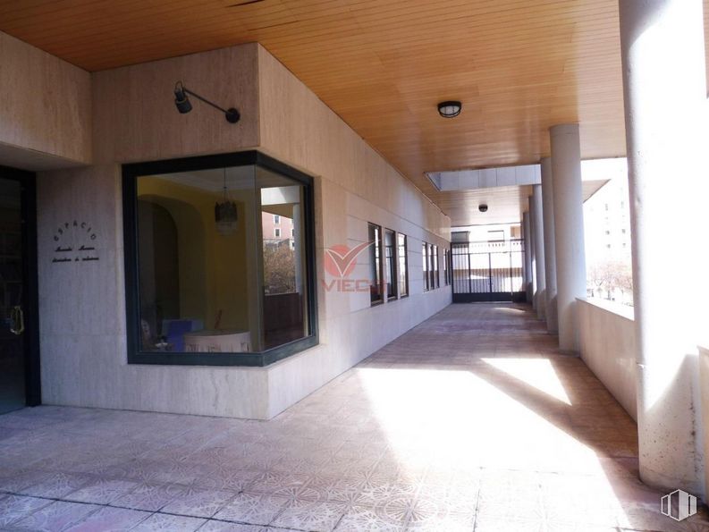 Local en alquiler en Zona Parque del Huécar, Cuenca, 16001 con espejo, accesorio, edificio, pasillo, madera, diseño de interiores, piso, suelo, puerta y suelo de baldosas alrededor