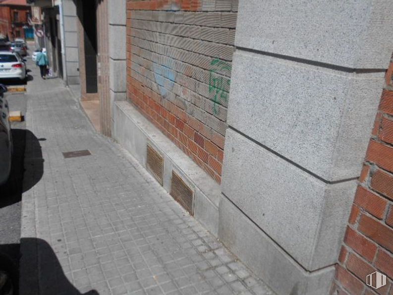 Retail for sale at Calle Vasco de Quiroga, Ávila, 05005 with car, road surface, brickwork, building, brick, flooring, composite material, automotive tire, wood and asphalt around