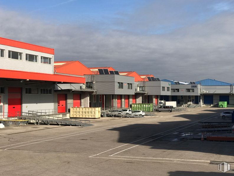 Oficina en alquiler en Avenida Fuentemar, 21, Coslada, Madrid, 28820 con edificio, nube, cielo, ventana, asfalto, superficie de carretera, casa, gas, fachada y edificio comercial alrededor