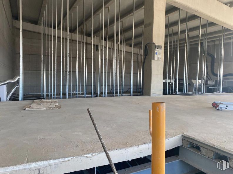 Industrial for sale at Parque Empresarial San Fernando de Henares, San Fernando de Henares, Madrid, 28830 with floor, composite material, ceiling, column, building material, concrete, beam, construction, pipe and steel around