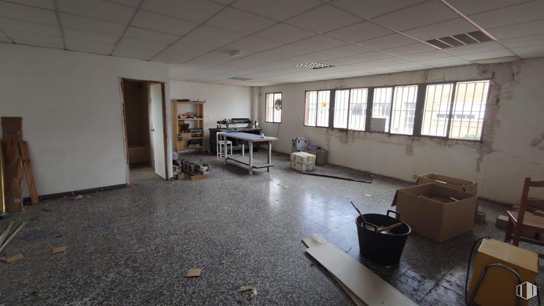 Nave en alquiler en Calle Hierro, Torrejón de Ardoz, Madrid, 28850 con caja de envío, caja, ventana, silla, mesa, mueble, suelos, suelo, techo y material compuesto alrededor