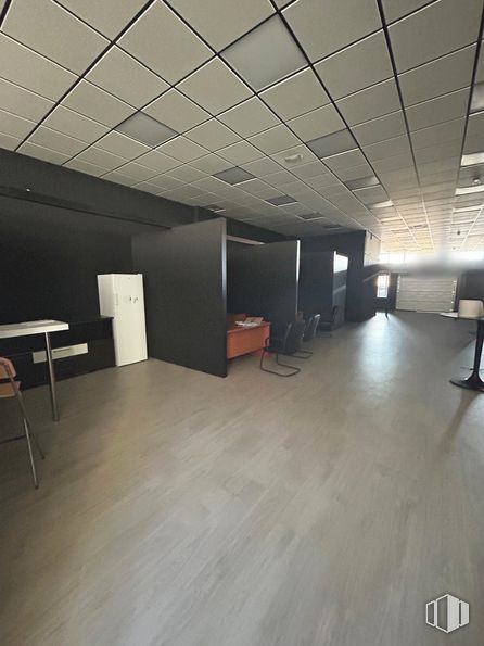 Industrial for rent at Calle Plasencia, Móstoles, Madrid, 28935 with table, flooring, floor, ceiling, interior design, lighting, furniture, hall, light fixture and wood flooring around