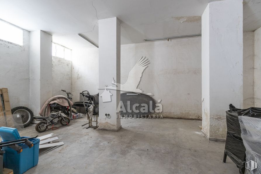 Retail for sale at Calle Gil de Andrade, Alcalá de Henares, Madrid, 28804 with flooring, interior design, floor, wood, bicycle, gas, tire, wheel, ceiling and machine around