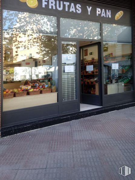 Local en alquiler y venta en Calle Bretón de los Herreros, 46, Chamberí, Madrid, 28003 con puerta, venta al por menor, fachada, ciudad, vidrio, superficie de la carretera, uso mixto, vitrina, acera y escaparate alrededor