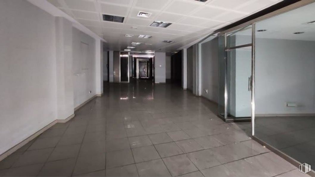 Retail for sale & for rent at Calle La Habana, Fuenlabrada, Madrid, 28945 with property, fixture, architecture, interior design, flooring, floor, hall, wall, tile flooring and ceiling around