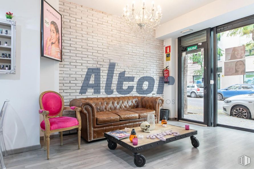 Local en alquiler y venta en Calle Fray Luis De León, Arganzuela, Madrid, 28012 con coche, sofá, silla, candelabro, rueda, puerta, mesa de centro, alumbrado, mueble y apartamento alrededor