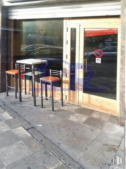 Retail for sale at Zona Reyes Católicos, Cuenca, 16003 with door, stool, table, building, road surface, fixture, shade, chair, facade and tints and shades around