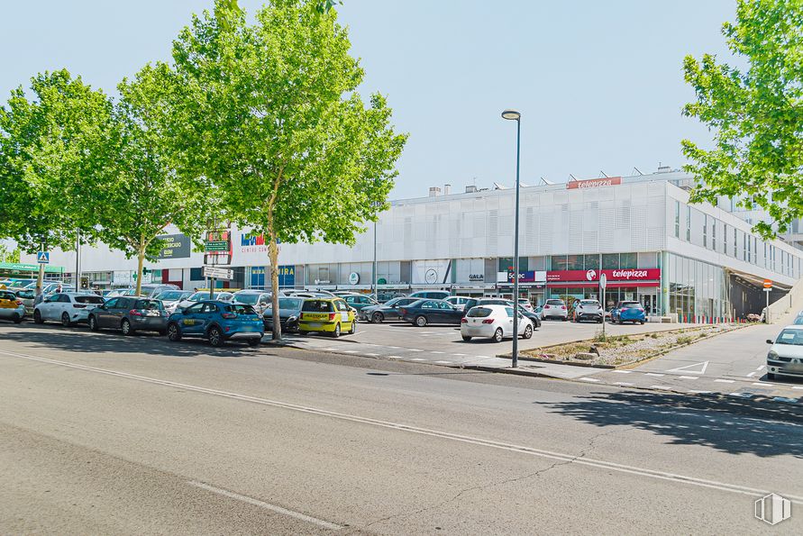 Local en alquiler en Centro comercial MiraMadrid, Avenida Juan Pablo II, 26, Paracuellos de Jarama, Madrid, 28860 con coche, luz de estacionamiento, cielo, vehículo, vehículo de motor, rueda, superficie de la carretera, árbol, asfalto y planta alrededor