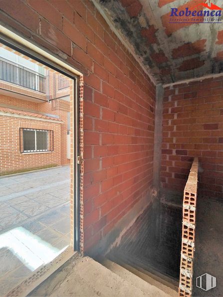 Retail for sale at Avenida Juventud, Ávila, 05003 with window, door, property, building, wood, road surface, brickwork, brick, floor and building material around