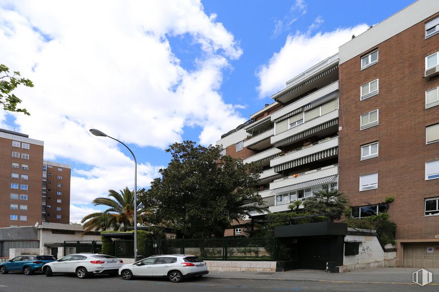 Local en alquiler en Calle Oquendo, 20, Chamartín, Madrid, 28006 con edificio, luz de la calle, nube, cielo, tiempo de día, planta, ventana, árbol, diseño urbano y bloque de pisos alrededor