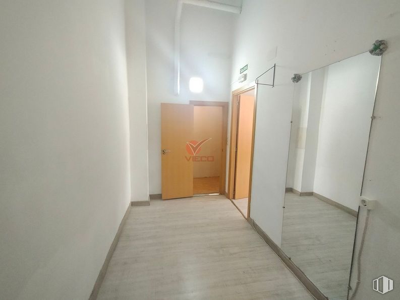 Retail for sale at Avenida Castilla La Mancha, Cuenca, 16003 with mirror, fixture, wood, door, flooring, floor, wall, hall, ceiling and hardwood around