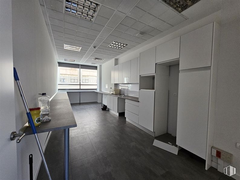 Oficina en venta en Calle Hermanos García Noblejas, 37 A, San Blas - Canillejas, Madrid, 28037 con mesa, ventana, accesorio, interiorismo, hall, edificio, suelo, suelos, techo y espacio alrededor