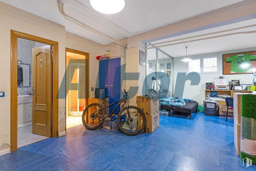 Local en venta en Calle Virgen del Portillo, Ciudad Lineal, Madrid, 28027 con bicicleta, neumático, rueda de bicicleta, alumbrado, puerta, rueda, propiedad, edificio, diseño de interiores y piso alrededor