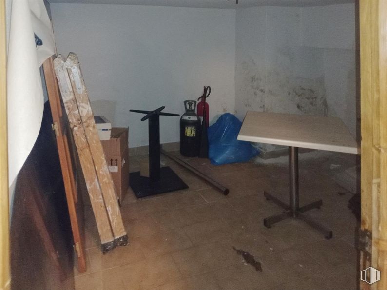 Local en alquiler y venta en Centro Comercial Fuenlabrada 2, Calle Portugal, 33, Fuenlabrada, Madrid, 28942 con mesa, madera, suelo, suelos, pintura, arte, madera dura, edificio, tinte para madera y contrachapado alrededor