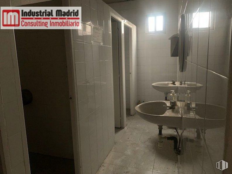 Nave en venta en Zona industrial, Coslada, Madrid, 28820 con accesorios de fontanería, suelos, propiedad material, mesa, grifo, cuarto de baño, accesorio, material compuesto, vidrio y habitación alrededor