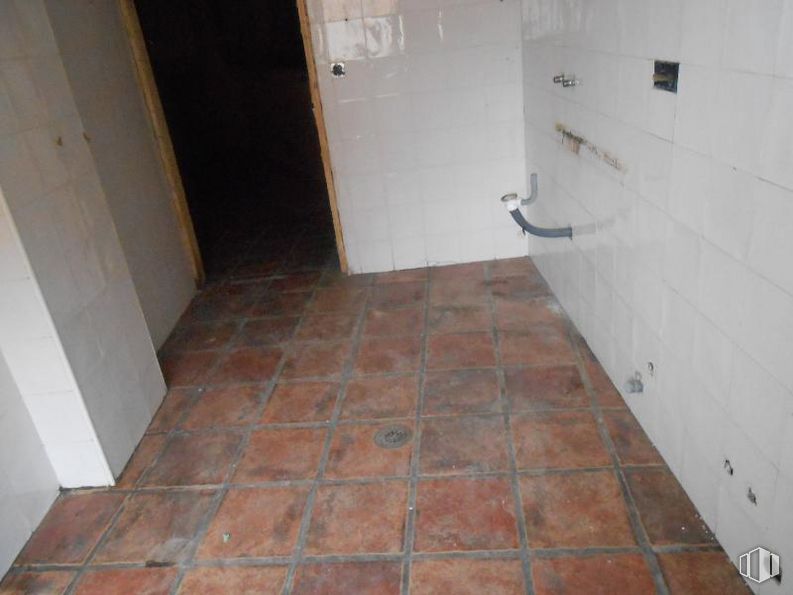 Retail for sale at Calle Barraguillo, 21, Segurilla, Toledo, 45621 with fixture, tile flooring, plumbing fixture, flooring, floor, wood, composite material, bathroom, building material and hardwood around