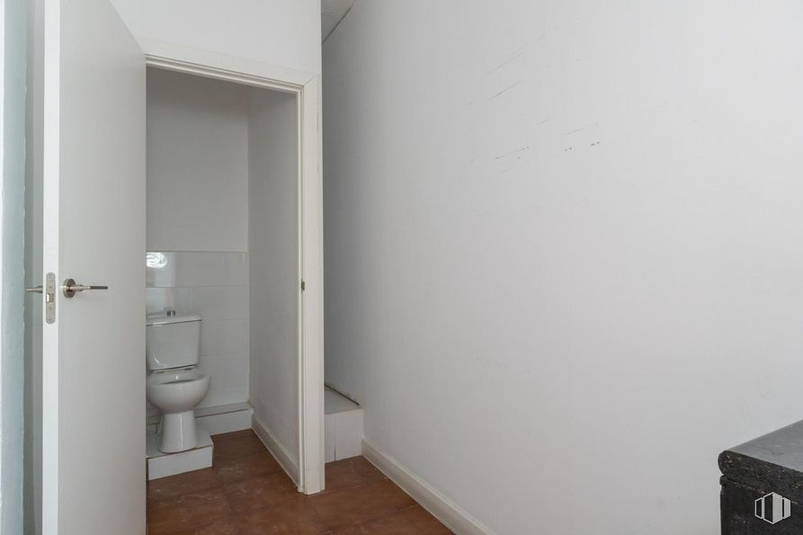 Retail for sale & for rent at Calle Emilio Ferrari, Ciudad Lineal, Madrid, 28017 with toilet, building, fixture, wood, plumbing fixture, comfort, grey, floor, flooring and window around