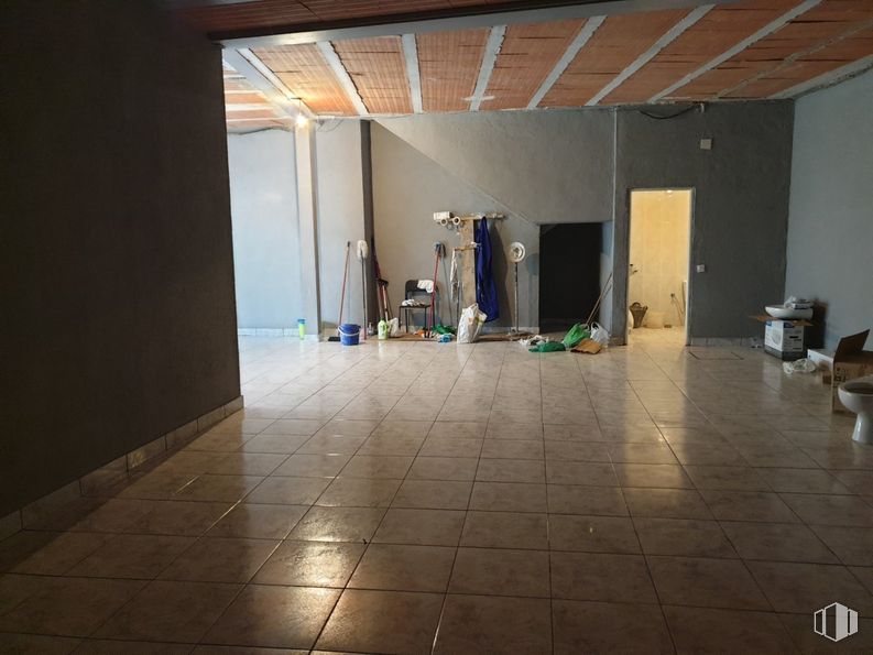 Retail for rent at Centro, Pedrezuela, Madrid, 28723 with flooring, hall, floor, tile flooring, wood, composite material, building material, concrete, event and space around