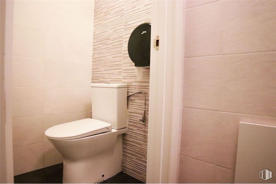 Retail for sale at Calle Poeta Joan Maragall, Tetuán, Madrid, 28020 with toilet, brown, property, toilet seat, bathroom, purple, fixture, floor, flooring and wall around