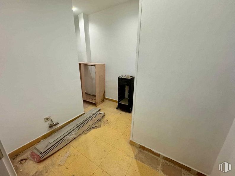 Local en alquiler en Calle Gutiérrez Canales, 1, San Blas - Canillejas, Madrid, 28022 con ebanistería, alacena, suelos, suelo, madera, habitación, suelos de madera, madera dura, tinte para madera y suelo laminado alrededor