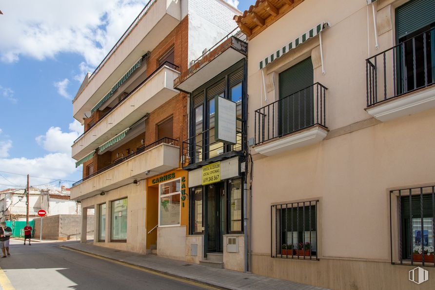 Oficina en alquiler y venta en Calle Beato Nicanor, 12, Villarejo de Salvanés, Madrid, 28590 con ventana, edificio, nube, cielo, arquitectura, diseño urbano, barrio, pared, puerta y área residencial alrededor