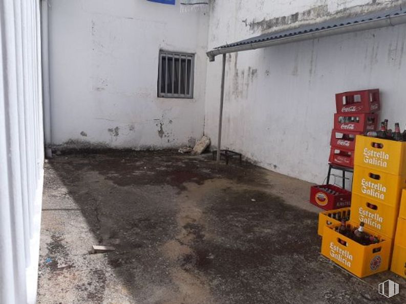 Retail for sale at Calle Iglesia, 17, Navaluenga, Ávila, 05100 with window, box, animal, packaged goods, road surface, asphalt, wood, floor, flooring and gas around