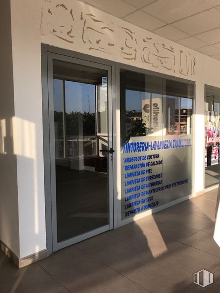 Retail for rent at Avenida Plaza de Toros, 2, Valdemorillo, Madrid, 28210 with door, fixture, building, facade, flooring, glass, font, commercial building, automotive exterior and composite material around