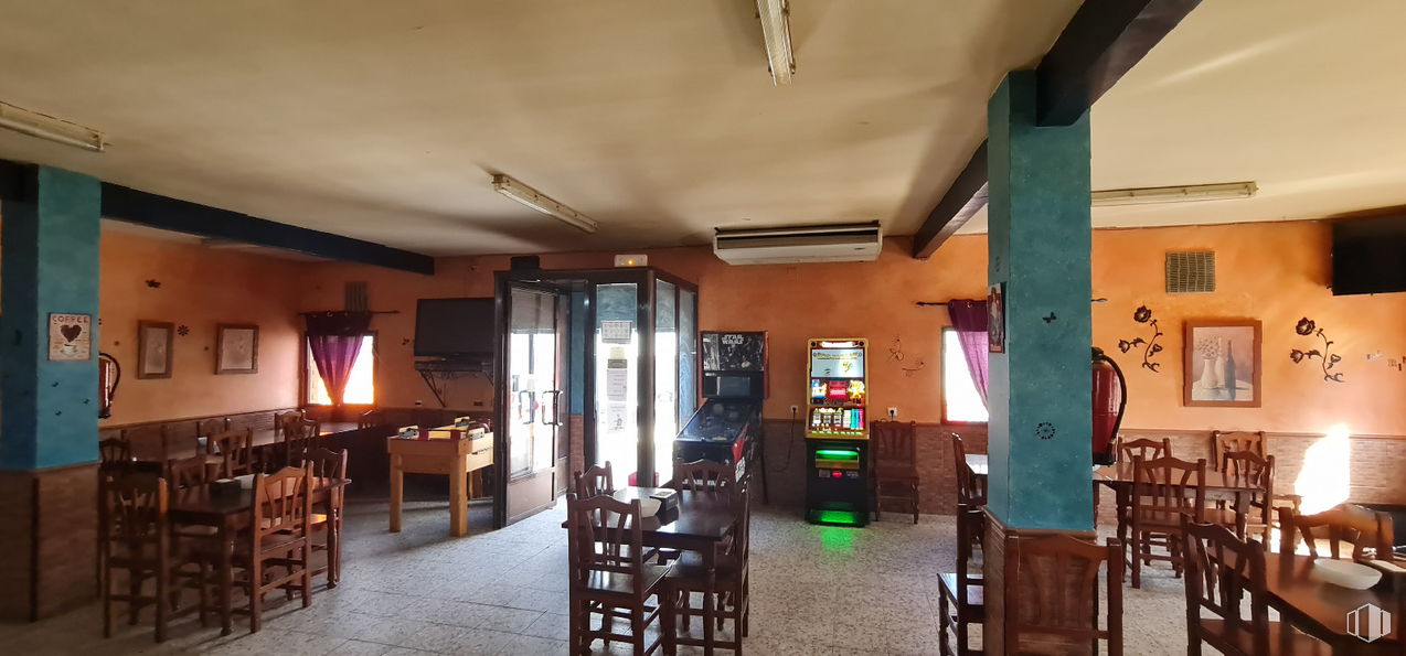 Retail for sale & for rent at Calle Lagartera, Escalona, Toledo, 45910 with table, furniture, property, chair, door, building, interior design, wood, floor and flooring around